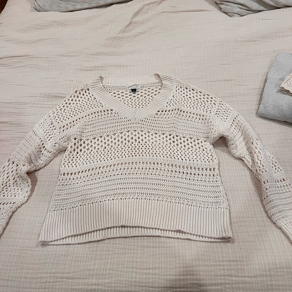 Universal Thread Women's Cream V-Neck Sweater